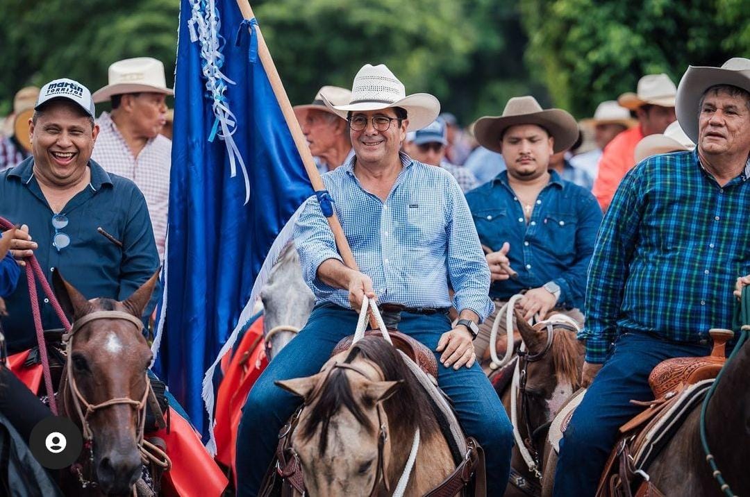Lesly_miranda's tweet photo. En Gualaca con el Abanderado del 2 de agosto @MartinTorrijos https://t.co/jiAfUaBdQQ