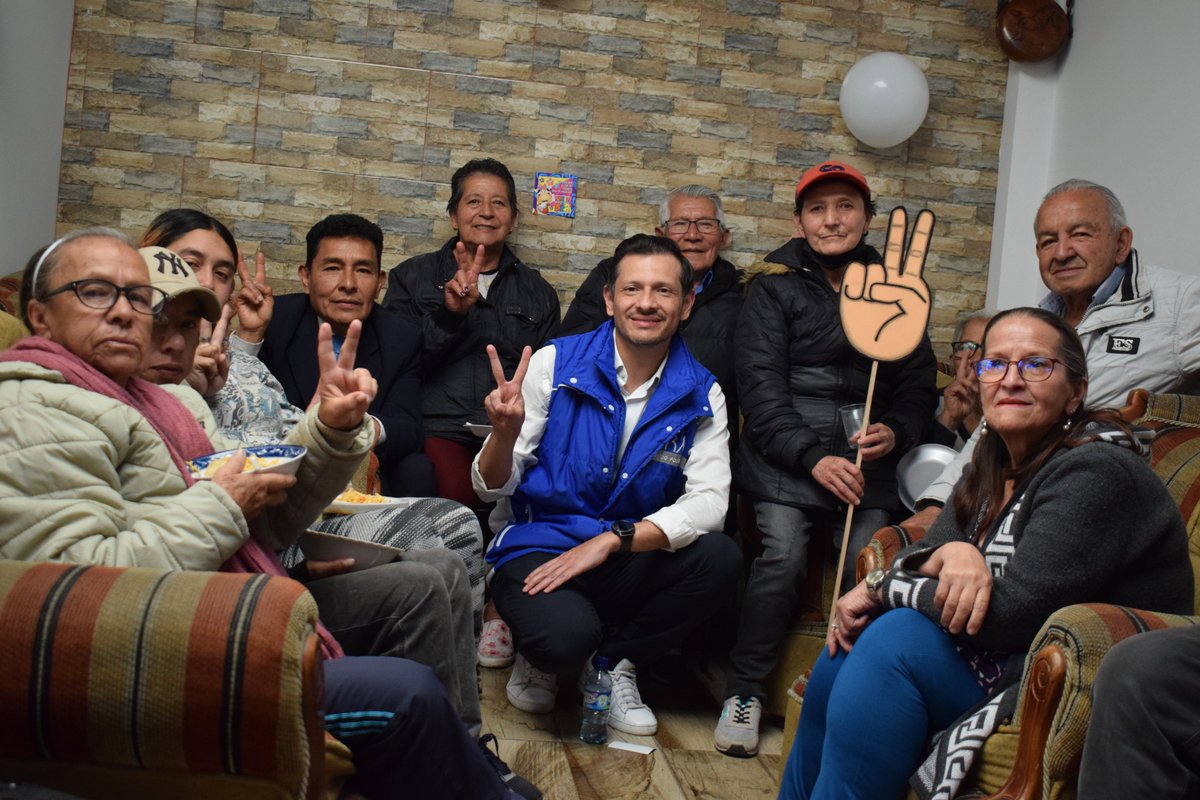 SamirBedoya's tweet photo. Hoy visité #CiudadBolívar, la tercera localidad más extensa de Bogotá, para escuchar a sus habitantes y hablar de nuestro trabajo en el territorio con nuestros líderes y nuestro concejal @Fapuentess. https://t.co/cXXMAA3RHH