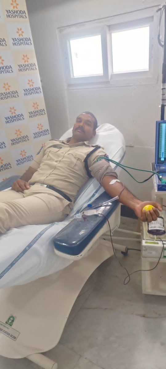 MalkajgiriCop's tweet photo. #HelpingHands are better than #PrayingLips..!!
Sri V. Gopala Krishna ARPC and T. Yogesh ARPC of #RachakondaCommissionerate #donated A+ blood to Monalisa Mitra who suffering from a #bloodcancer patient @YashodaHospital, Somajiguda.
#Donate_Blood
#Save_Life https://t.co/QYCyj3Pmo5