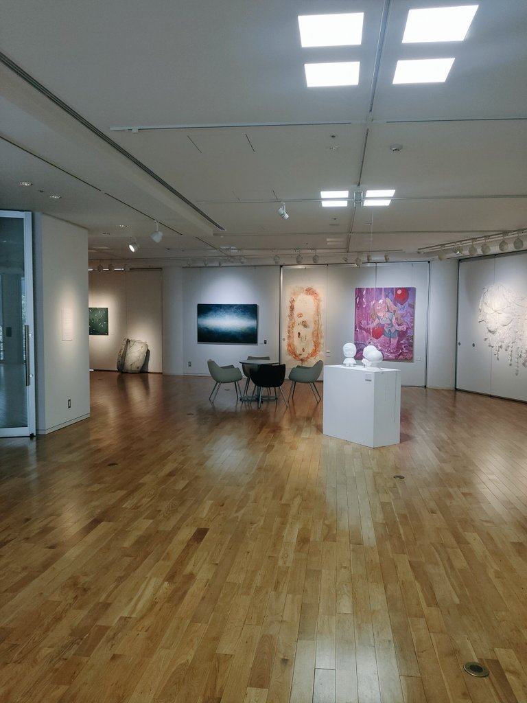 こんにちは！
本日展示2日目です🏕
昨日は曇りでしたが、本日は日光も厳しく暑い日が続いてると存じます💦ギャラリー内は涼しく快適に作品鑑賞ができますので是非お越しください🌃