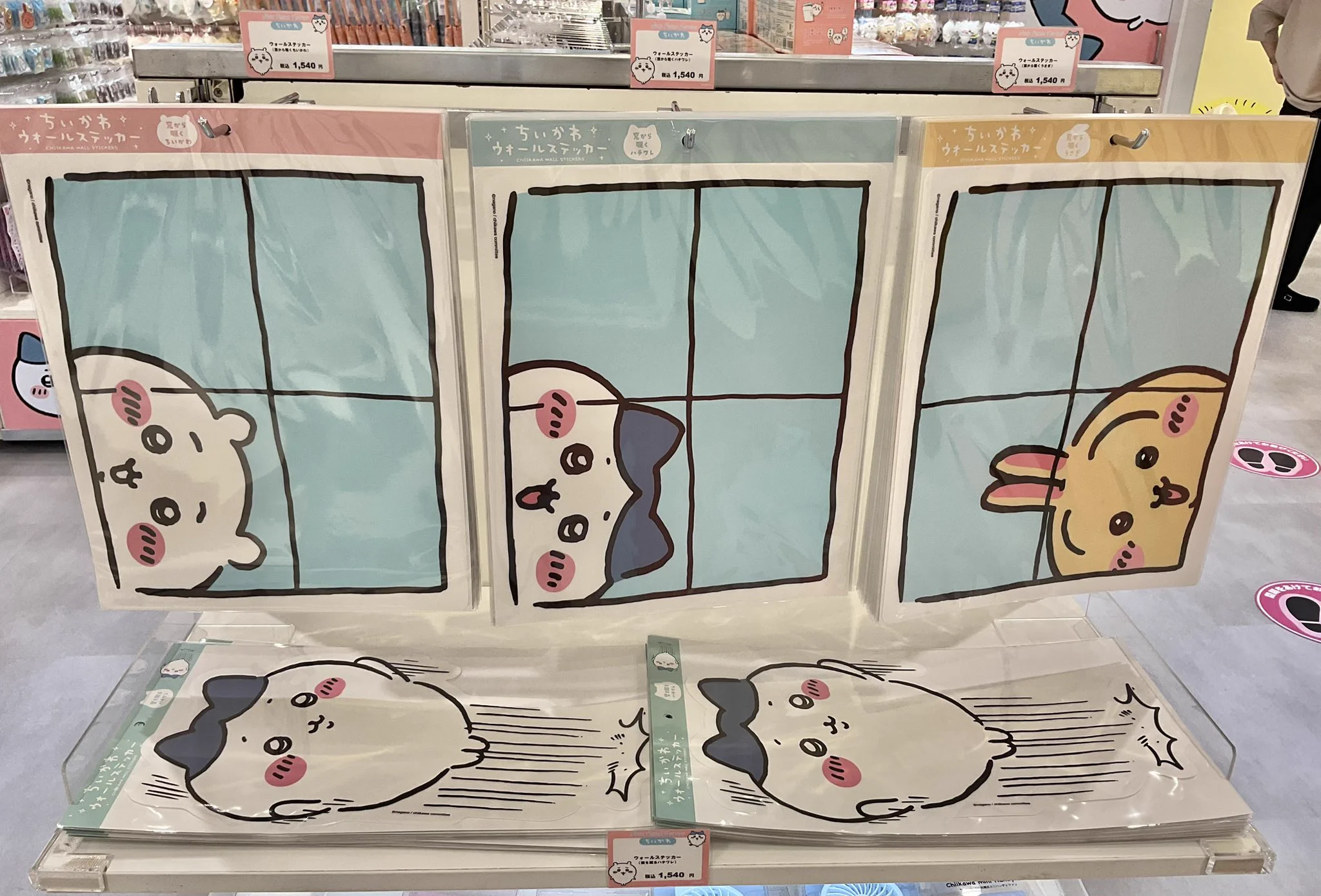 ❶ちいかわ ウォールステッカー 窓から覗く 3種 壁を蹴るハチワレ ちいかわらんど【公式】 on X: 