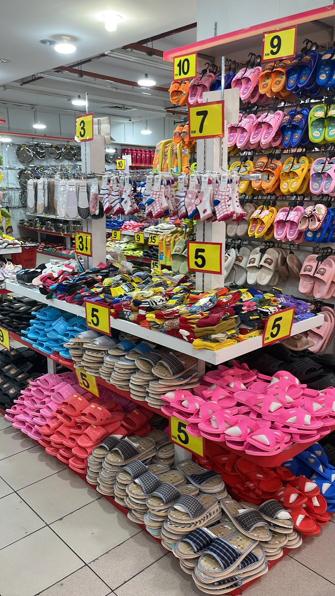 rinadandy's tweet photo. I pernah buat PS kat sini, best sebab mall kosong. Lepastu kan,  memang harga macam nak tutup kedai 😂 

Pernah la dapat 1k sehari. Buat live ps best gila kat sini. Lagi lagi kalau u nak bawak anak. Tade orang weh, tenang je. Nak resell kat shopee/carousell semula pun untung https://t.co/1IYYVYj4KW