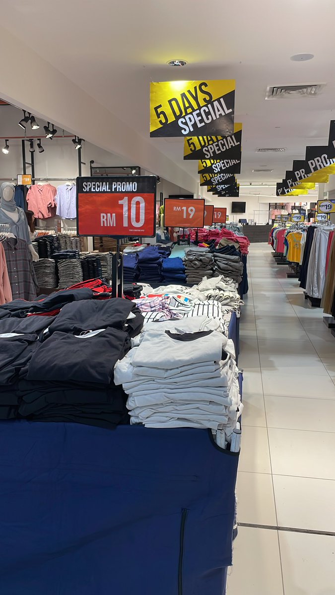rinadandy's tweet photo. I pernah buat PS kat sini, best sebab mall kosong. Lepastu kan,  memang harga macam nak tutup kedai 😂 

Pernah la dapat 1k sehari. Buat live ps best gila kat sini. Lagi lagi kalau u nak bawak anak. Tade orang weh, tenang je. Nak resell kat shopee/carousell semula pun untung https://t.co/1IYYVYj4KW