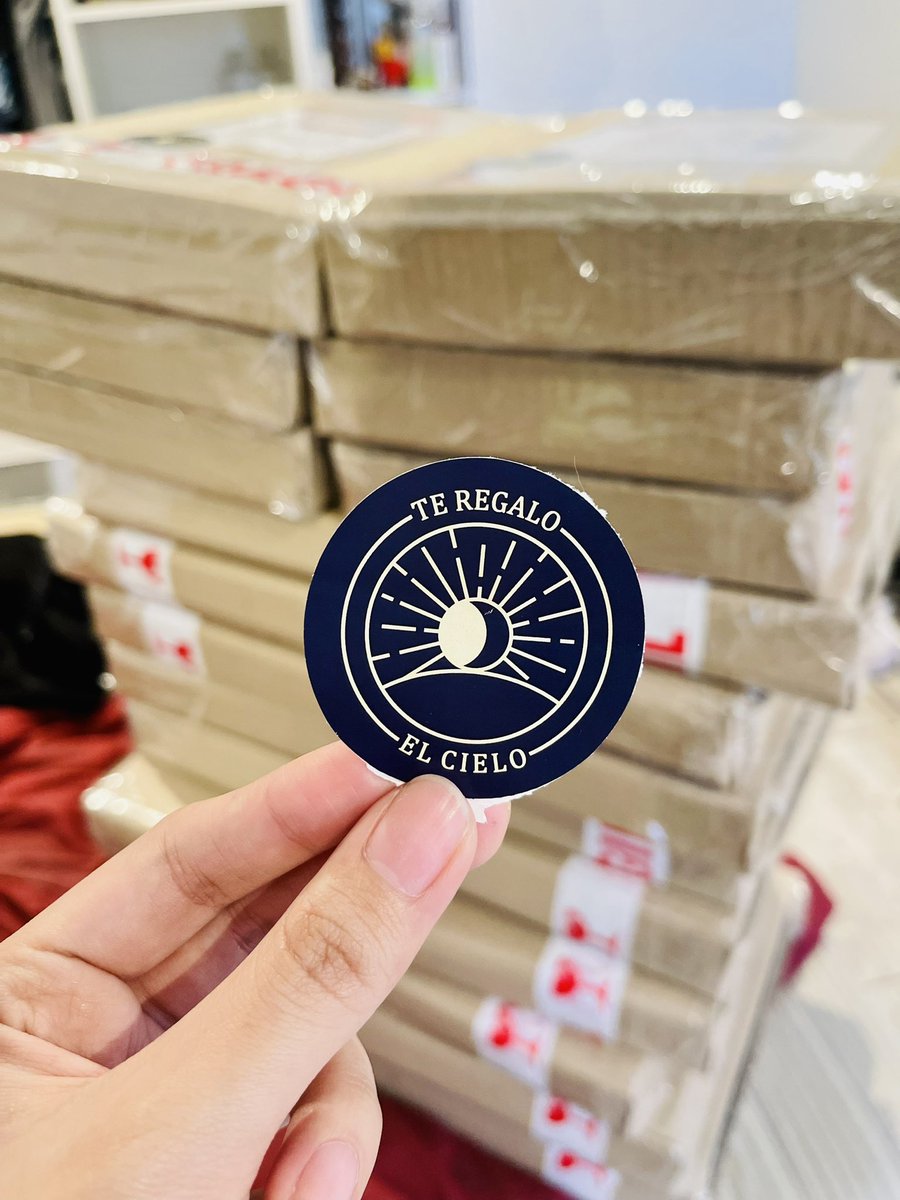 bianpuki's tweet photo. Hace varios años, una vuelta con mi marido se nos antojó comprar una gaseosa y tuvimos q buscar monedas x toda la casa pq no llegábamos… Llegó la pandemia y como nos quedamos sin trabajo decidimos emprender, hoy despachamos todo esto. GRACIAS, GRACIAS, GRACIAS por esto SIEMPRE❤️ https://t.co/kHQuARg1Z0