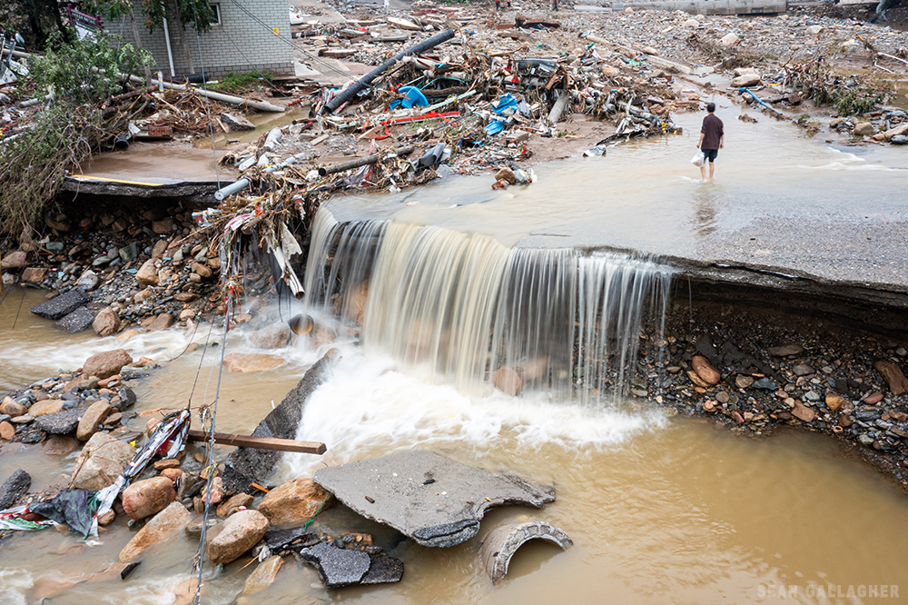 gallagher_photo's tweet image. Devastating damage in the Tanwanglu area of Mentougou, western #Beijing Many rural areas have been hit hardest by the rains brought by Typhoon Doksuri. China. View more -&amp;gt; gallagher-photo.photoshelter.com/gallery/Beijin…