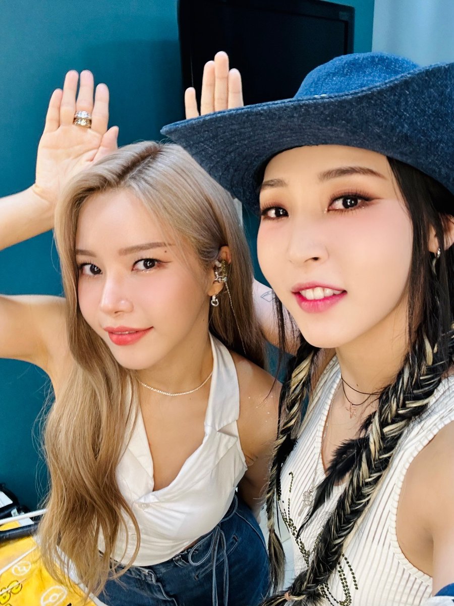 RBW_MAMAMOO's tweet photo. [#마마무+]

무무 여러분, 잠시 후 6시
Mnet '엠카운트다운'에서
토끼처럼 귀여운 '댕댕 
(dangdang)' 무대 함께 해요🐰

#마마무플러스 #MAMAMOOplus 
#댕댕 #dangdang https://t.co/LZsJeD1lD6