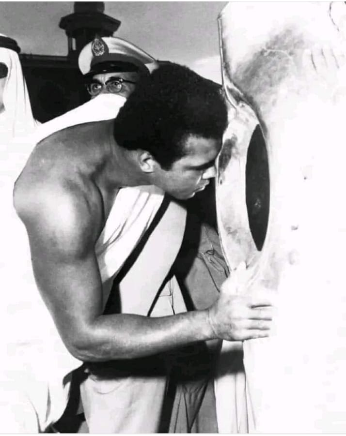 islamicfreedom's tweet photo. The Legend boxer Muhammad Ali performing Hajj in 1972 🕋 https://t.co/SulKHD92eA