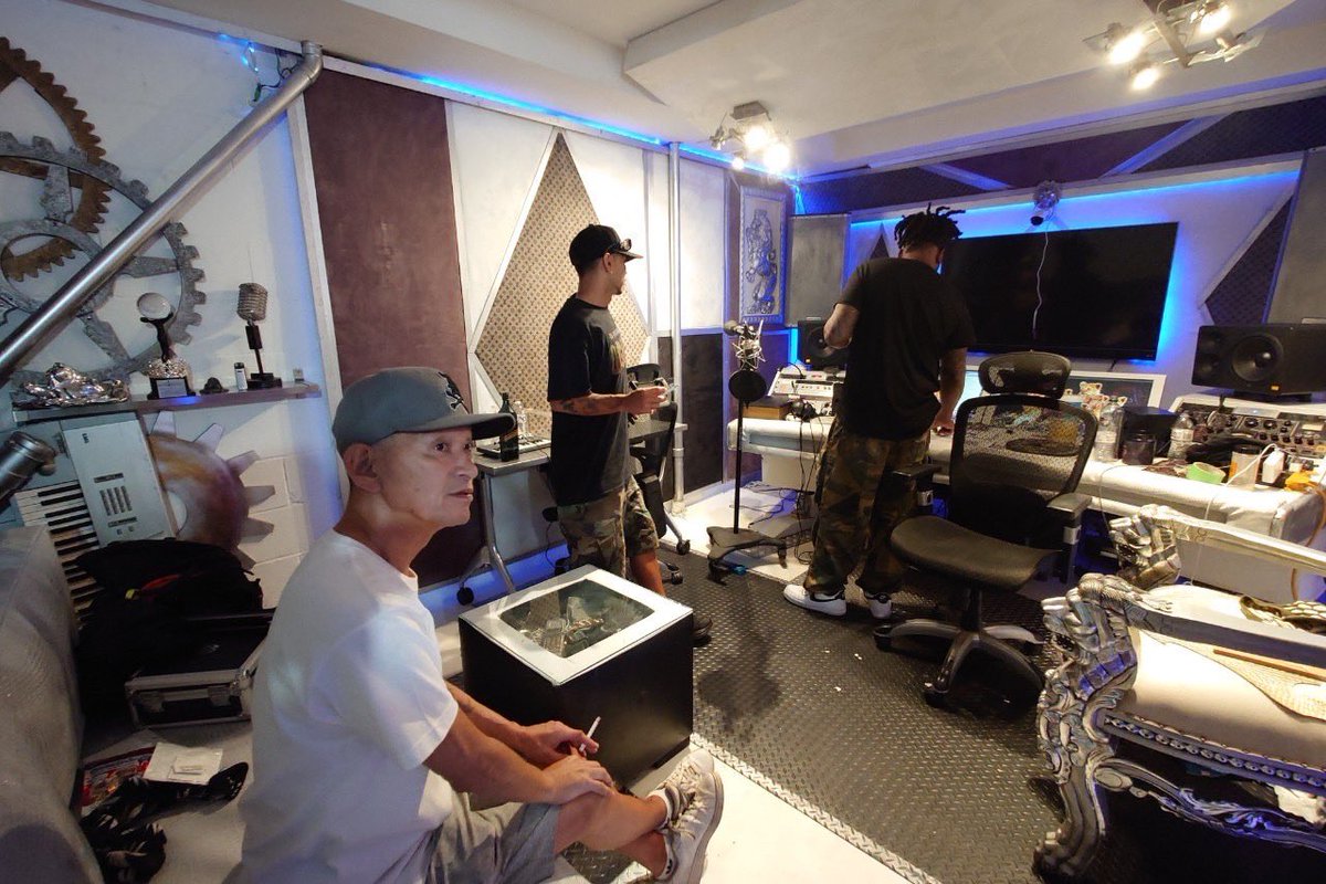 simon_jap's tweet image. 今日は今回の旅も同行するキーマンでもあるラガヒップホップのパイオニアの1人、MAD LIONのインタビュー🔥

FSLの事もあったし俺も何がHIP HOPかよく分からなくなりそうだけど

この映画はそのためにも絶対必要だと思う

明日からいよいよHIP HOP生誕の地ニューヨーク🗽

#hiphop50 #oneunity