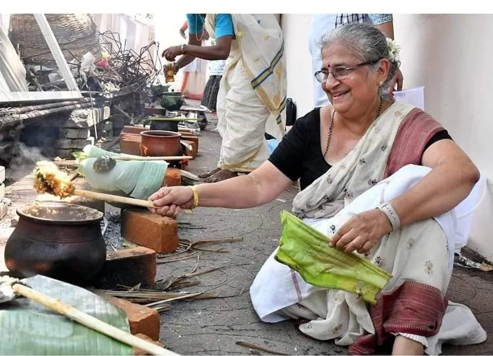 #सुधा_मूर्ति !!

 इनके परिवार की कुल संपत्ति ₹ 35,000,00,00,000 से अधिक है!
उनके दामाद ब्रिटेन के #पीएम हैं।
एक कंप्यूटर इंजीनियर, एक शिक्षक और एक पद्म भूषण।

लेकिन फिर भी उनकी सादगी देखिए. भारतीय परंपरा को कायम रखते हुए, वार्षिक पोंगाला उत्सव के लिए हजारों अन्य महिलाओं के साथ