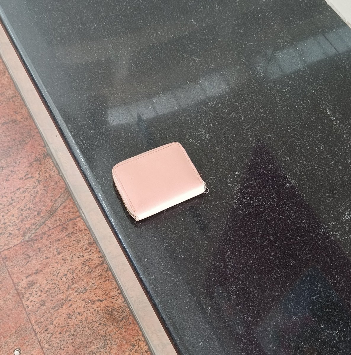arunauthi's tweet photo. Found this wallet in Chennai airport metro station waiting seat.Handed over to the metro staffs. #chennaimetro
#airportchennai #airportmetro #chennai #airport #metro #missingwallet https://t.co/CoO13RJDGk