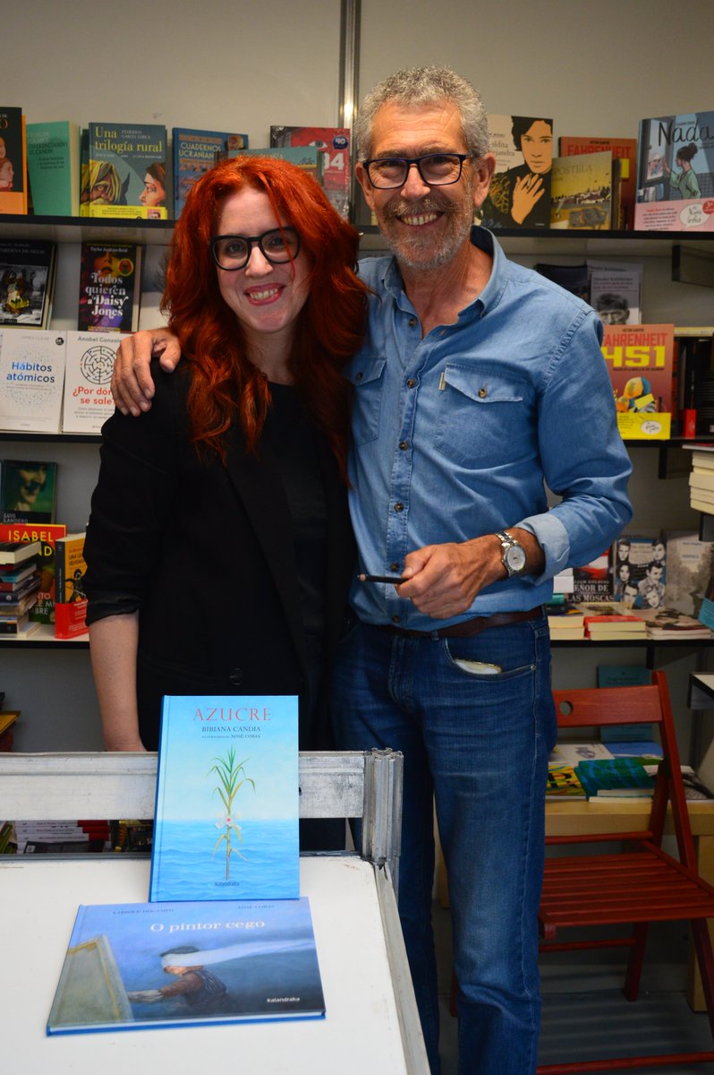 KalandrakaEdit's tweet photo. Grazas por acompañarnos na #FeiraDoLibroDaCoruña canda a escritora #BibianaCandia e o artista #XoseCobas, autores da edición ilustrada de #Azucre, traducida por #XurxoChapela. Segue impactando e emocionando a historia dos galegos escravizados en Cuba...
📘 https://t.co/JKQrWu8VJm https://t.co/Zwq1zEaKO0