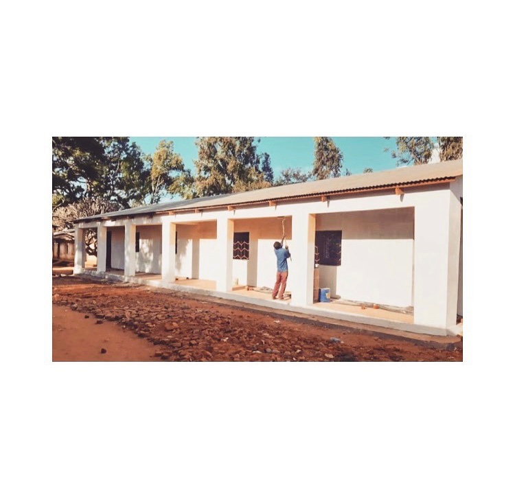 SeedMalawi's tweet photo. Let the painting commence 🎨 

#schoolbuild #SEEDmalawi #charity #community https://t.co/uYyrj4BmAF