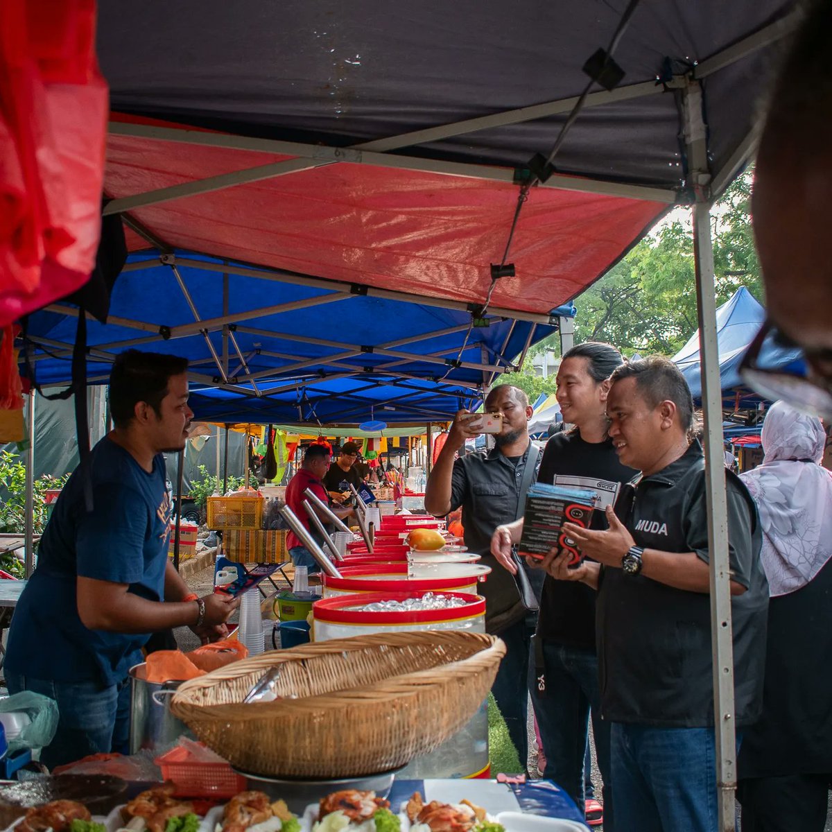 MUDAPJ_Official's tweet photo. Mereka gembira anak tempatan, orang mereka sendiri menjadi calon memperjuangkan suara dan halatuju masa depan mereka disini.

MUDA datang dengan #politikbaru penuh dinamik. Untuk Malaysia! https://t.co/Hh266TsC7v