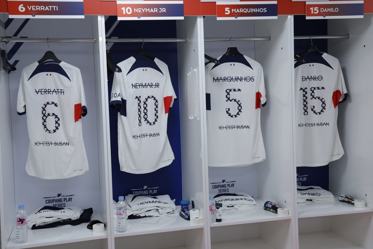 PSG_inside's tweet photo. 👕 Le vestiaire parisien avant #PSGJBFC ! 

🖼 G-Dragon

#PSGKorea2023 🇰🇷 https://t.co/X4TSASzTbX