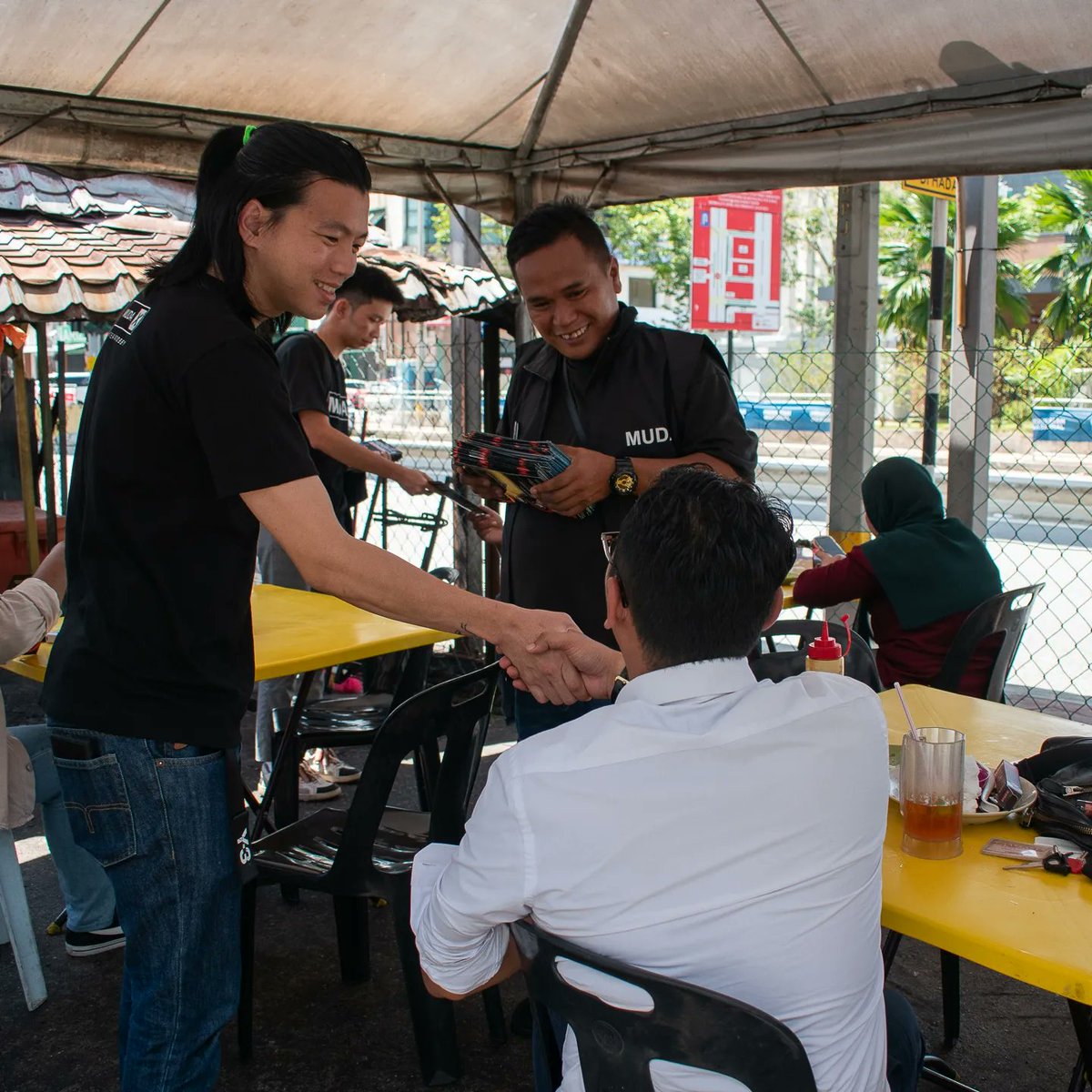 MUDAPJ_Official's tweet photo. Rangkuman semalam bersama komuniti di Desa Mentari. 

Sememangnya komuniti ini sangat dekat dengan MUDA, hasil dari pelbagai program lapangan yang telah kami jalankan sebelum ini.

#politikkhidmat https://t.co/5r1wBy71MK