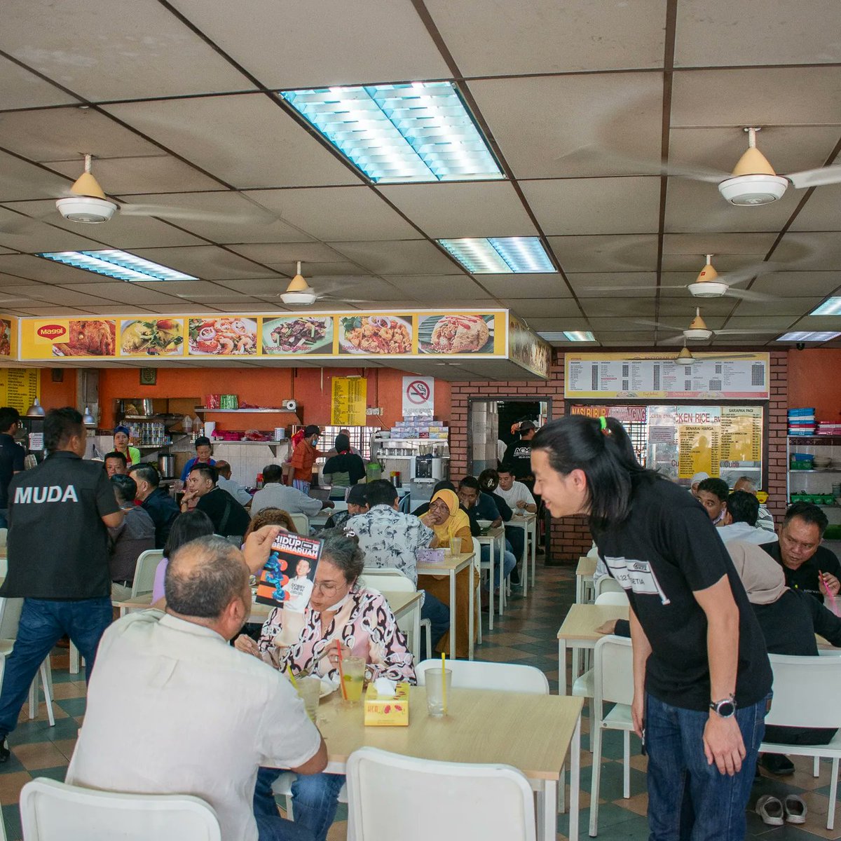 MUDAPJ_Official's tweet photo. Rangkuman semalam bersama komuniti di Desa Mentari. 

Sememangnya komuniti ini sangat dekat dengan MUDA, hasil dari pelbagai program lapangan yang telah kami jalankan sebelum ini.

#politikkhidmat https://t.co/5r1wBy71MK