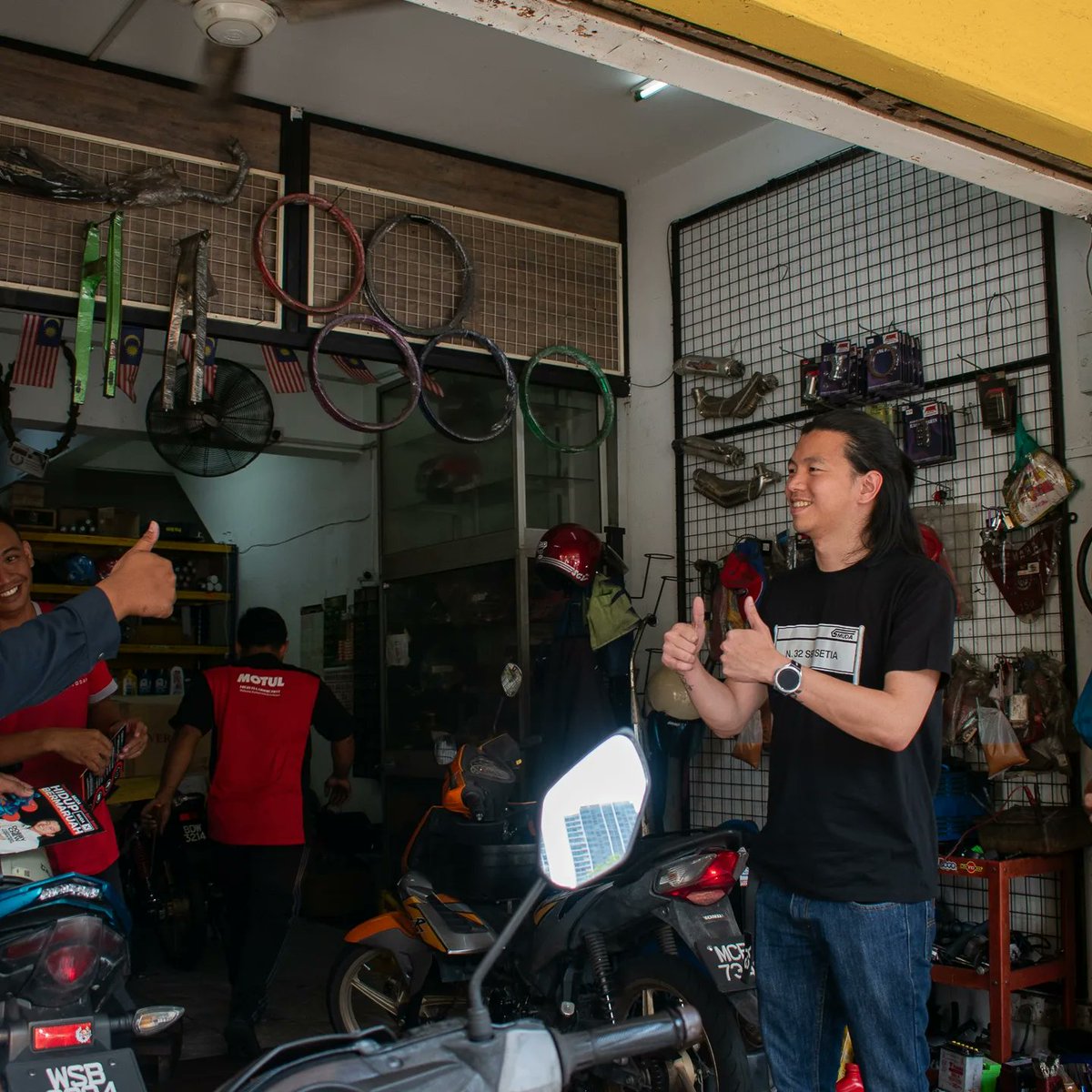 MUDAPJ_Official's tweet photo. Mereka gembira anak tempatan, orang mereka sendiri menjadi calon memperjuangkan suara dan halatuju masa depan mereka disini.

MUDA datang dengan #politikbaru penuh dinamik. Untuk Malaysia! https://t.co/Hh266TsC7v