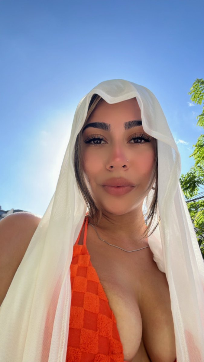 apriilstorm's tweet photo. orange compliments me well https://t.co/NrSYb0rYpt
