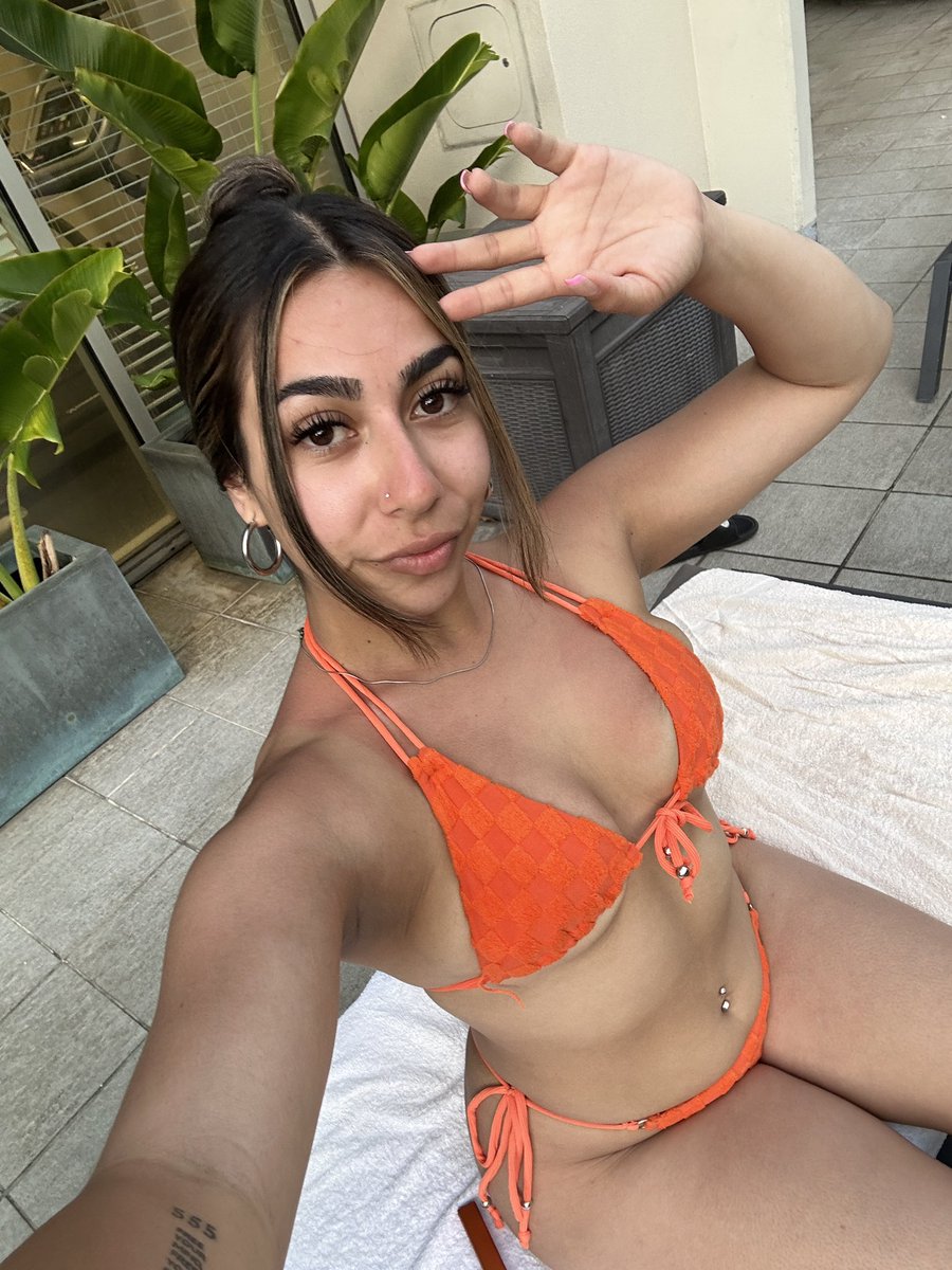 apriilstorm's tweet photo. orange compliments me well https://t.co/NrSYb0rYpt