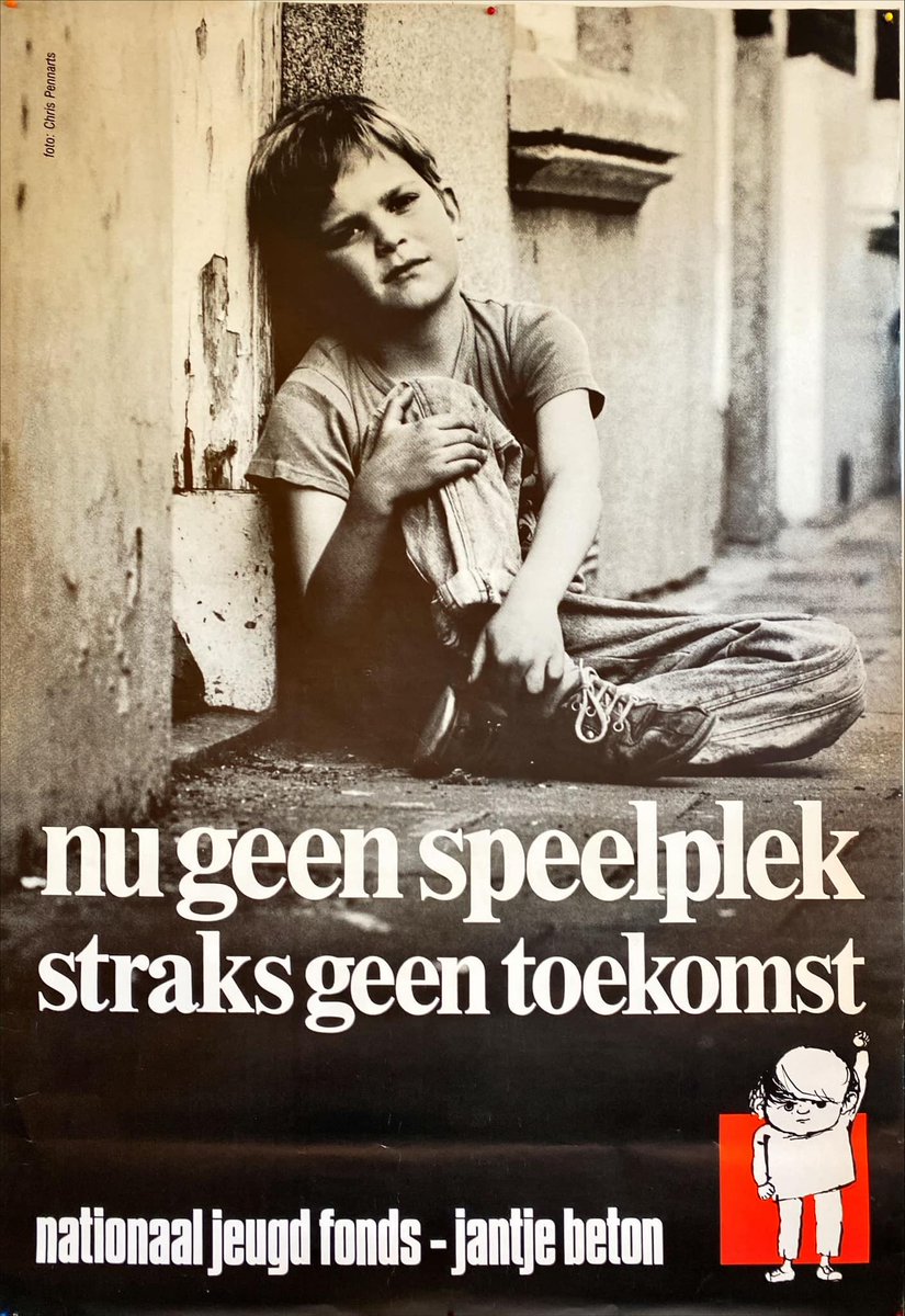 Sommige Jantje Beton posters zijn tijdloos. Enkele decennia oud, maar helaas nog steeds van toepassing. Te weinig kinderen spelen elke dag buiten. Ze zitten tegenwoordig binnen, achter schermen. Of er is simpelweg geen speelruimte in hun buurt. #buitenspelen #elkedagbuitenspelen