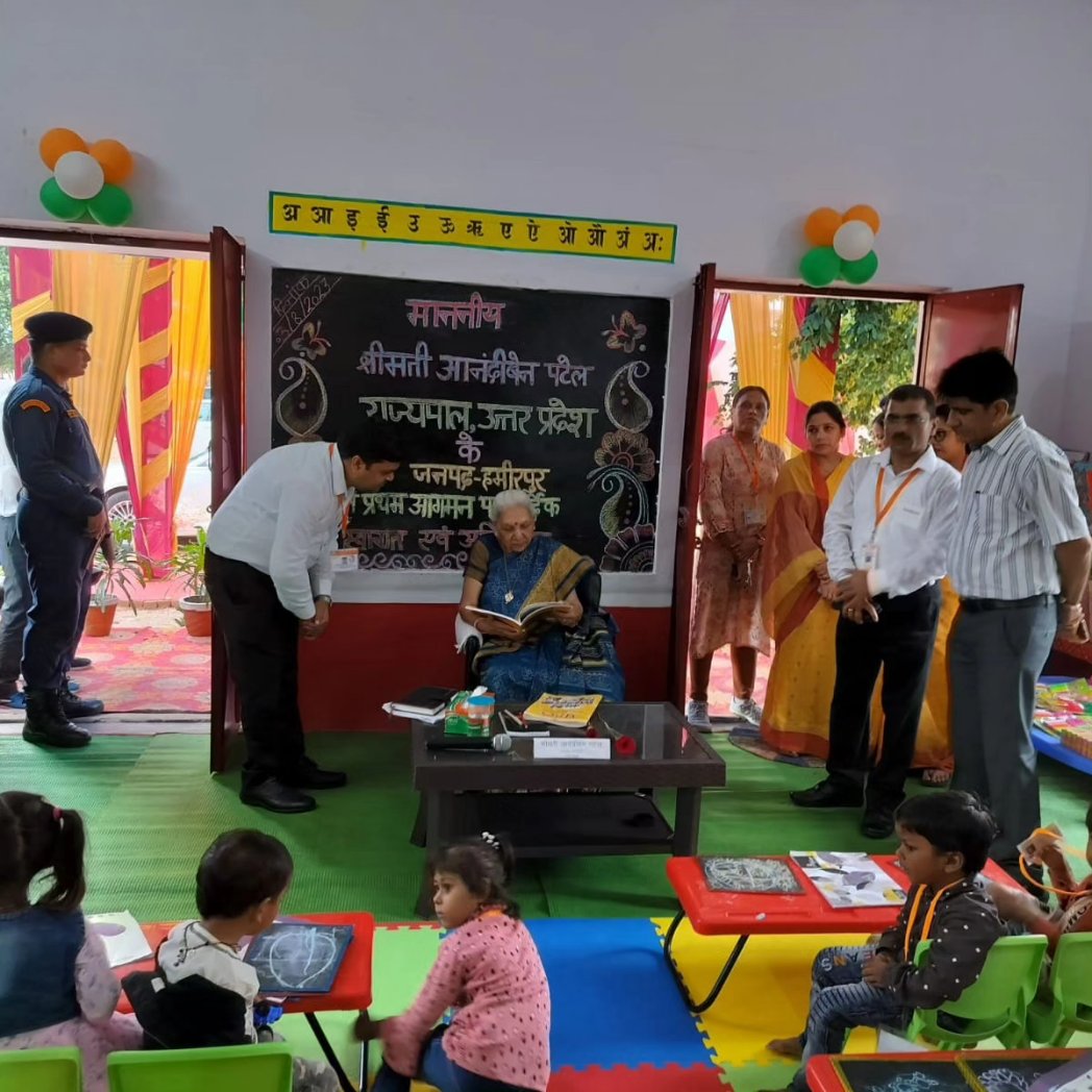 उत्तर प्रदेश की राज्यपाल श्रीमती आनंदीबेन पटेल ने आज जनपद हमीरपुर के कुछेछा स्थित आंगनवाड़ी केंद्र का निरीक्षण किया तथा 21आंगनवाडी केंद्रों को सुविधासंपन्न बनाने के लिए पठन पाठन एवम खेल कूद सामग्री वितरित की।