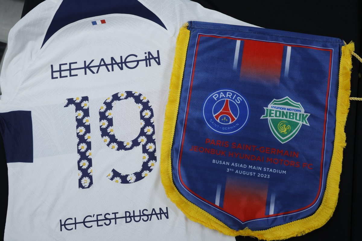 PSG_inside's tweet photo. 👕 Le vestiaire parisien avant #PSGJBFC ! 

🖼 G-Dragon

#PSGKorea2023 🇰🇷 https://t.co/X4TSASzTbX