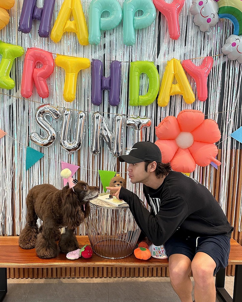Kkorepo's tweet photo. #チャングンソク、愛犬の誕生日を祝う…キュートなツーショット公開
https://t.co/XiMkhiKKXY https://t.co/v4dFz88Pyu