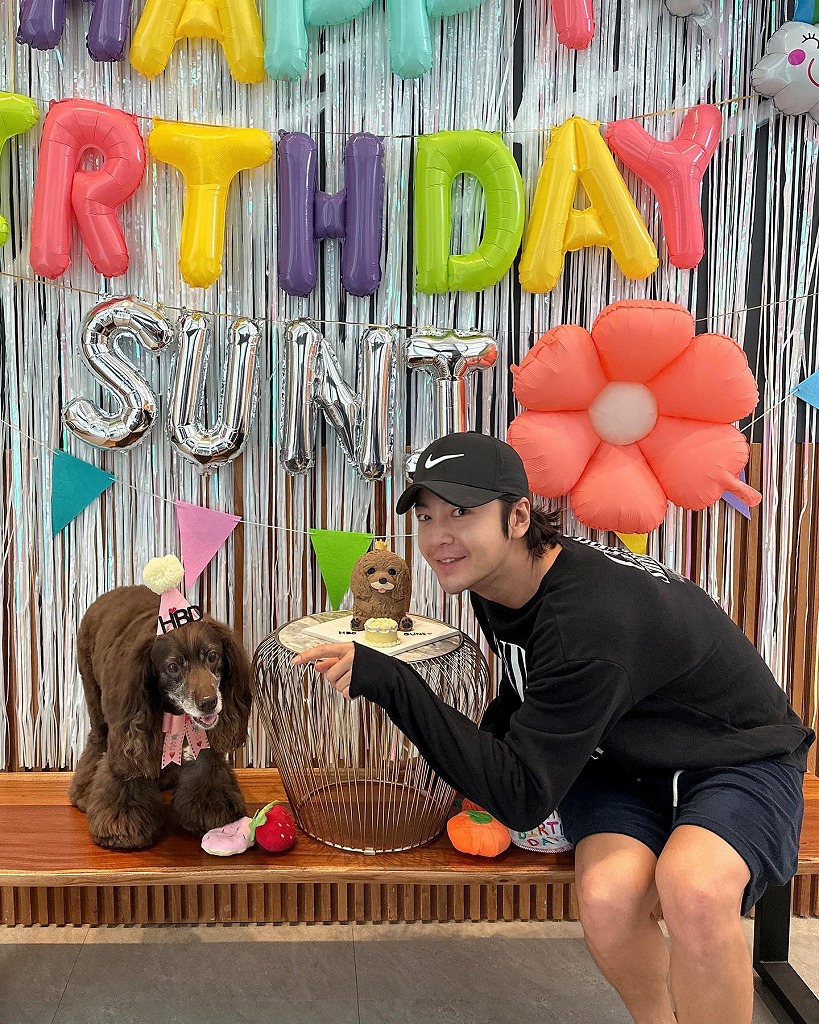 Kkorepo's tweet photo. #チャングンソク、愛犬の誕生日を祝う…キュートなツーショット公開
https://t.co/XiMkhiKKXY https://t.co/v4dFz88Pyu