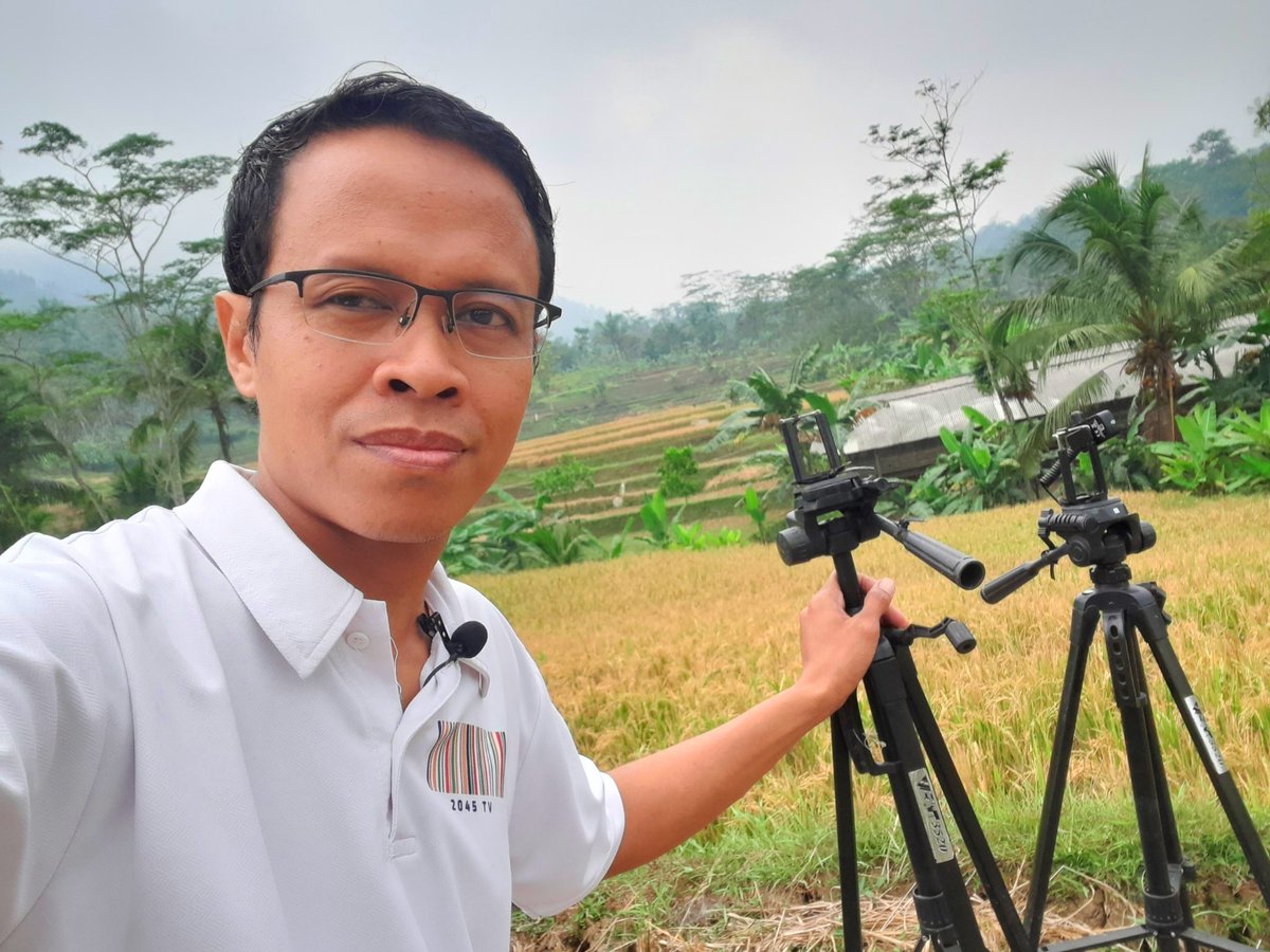 iisturyanto7's tweet photo. Syuting Halo Lur padi yang menguning... Tayang sore ini di 2045 TV. https://t.co/0HyoMRzsu8