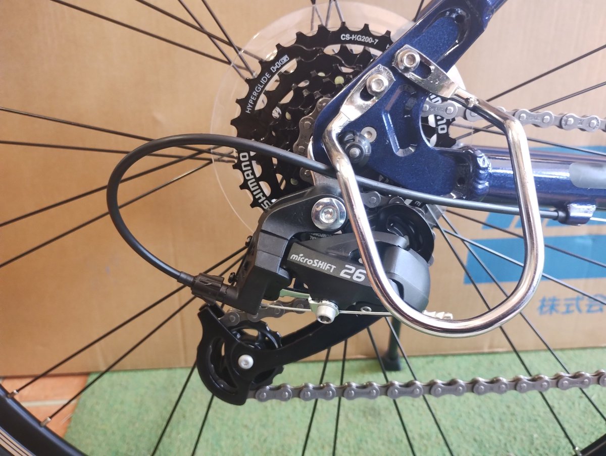 cfDBJFcXkwJeNfb's tweet image. 連続して同じクロスバイクを組んだんですが、サイズによってシマノのFDだったり、マイクロシフトのFDだったり…
(RDはどちらもマイクロシフト)

クランクも同じなのに、やっぱりシマノに比べてマイクロシフトのFDはよっこいしょって変速する感じ😅

シフターはどちらもマイクロシフトなんですけどね
