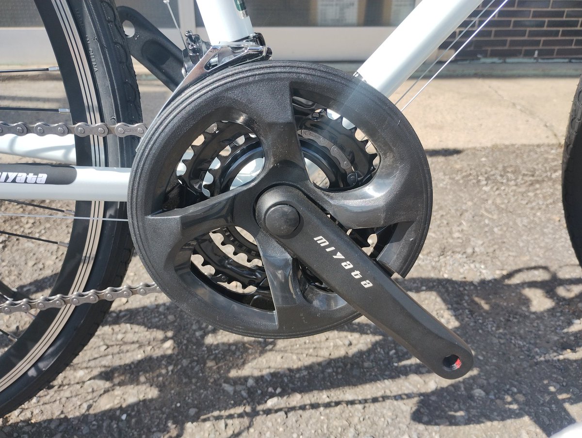 cfDBJFcXkwJeNfb's tweet image. 連続して同じクロスバイクを組んだんですが、サイズによってシマノのFDだったり、マイクロシフトのFDだったり…
(RDはどちらもマイクロシフト)

クランクも同じなのに、やっぱりシマノに比べてマイクロシフトのFDはよっこいしょって変速する感じ😅

シフターはどちらもマイクロシフトなんですけどね