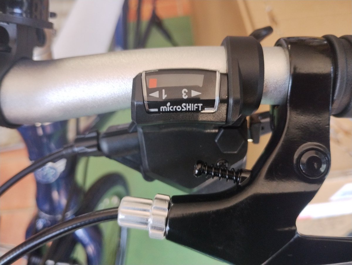 cfDBJFcXkwJeNfb's tweet image. 連続して同じクロスバイクを組んだんですが、サイズによってシマノのFDだったり、マイクロシフトのFDだったり…
(RDはどちらもマイクロシフト)

クランクも同じなのに、やっぱりシマノに比べてマイクロシフトのFDはよっこいしょって変速する感じ😅

シフターはどちらもマイクロシフトなんですけどね