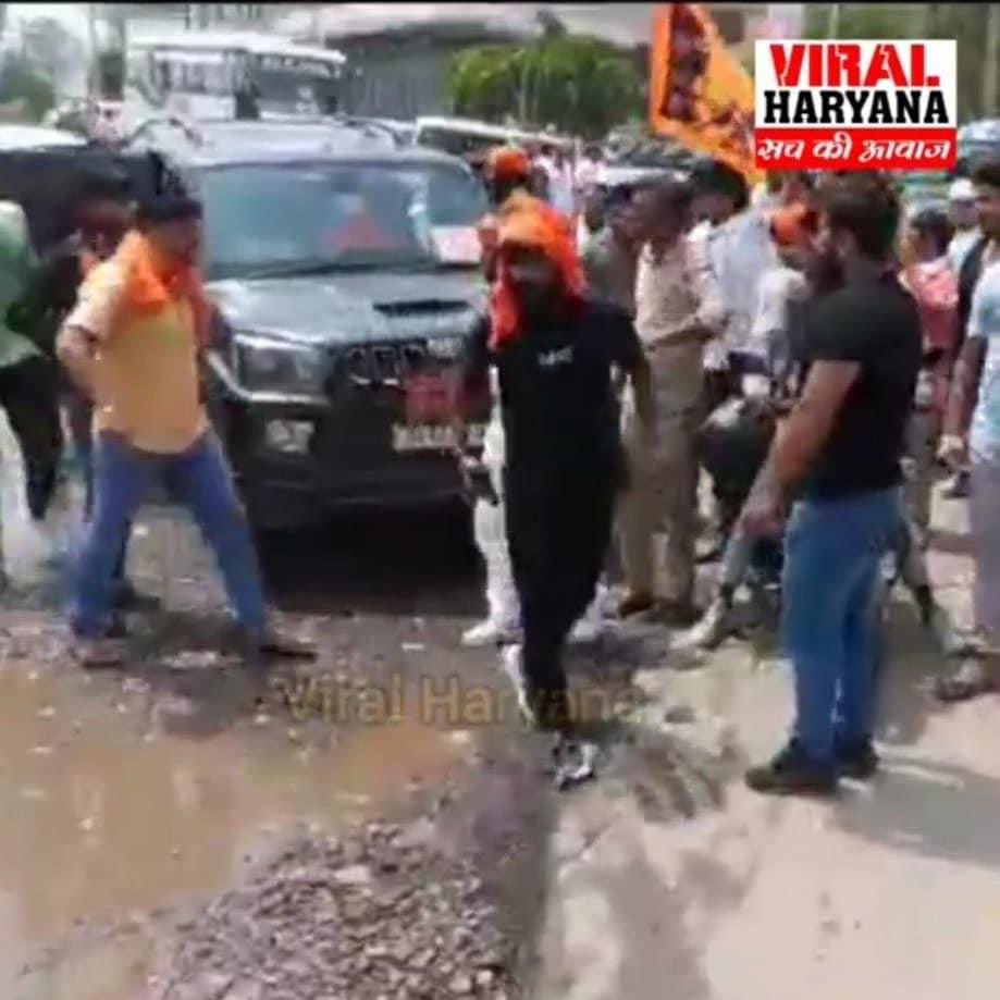 NasirHusein3's tweet photo. @RubikaLiyaquat किसी टी.वी.चैनेल में ये दिखाया क्या अभी तक ? दंगा किसनें पहले किया ? ज़िम्मेदार कोन ? #Savenuh #savemewat #savemuslims #HaryanaPolice https://t.co/iAKNJyqlRo