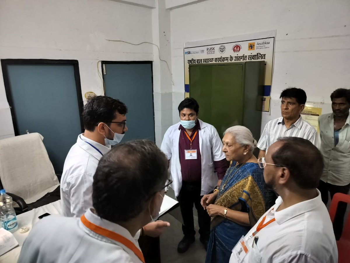 उत्तर प्रदेश की राज्यपाल श्रीमती आनंदीबेन पटेल ने आज जनपद हमीरपुर में जिला चिकित्सालय परिसर का निरीक्षण किया तथा वहां भर्ती मरीजों का हाल जाना तथा मरीजों को अस्पताल में मिल रही सुविधाओं की जानकारी ली।