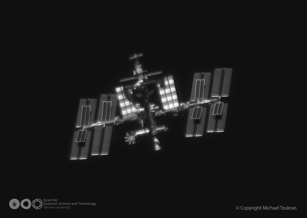 RevesdEspace's tweet photo. Bonjour 🛰️👨🏼🚀
Encore une belle image de l’ #ISS par @tzukran depuis le sol. Zoomez pour voir les détails. On voit parfaitement les panneaux solaires ajoutés ces dernières années, mais aussi le #CrewDragon de #Crew6 ou le #ProgressMS22 de part et d’autres de la Station https://t.co/MNe4xVM298