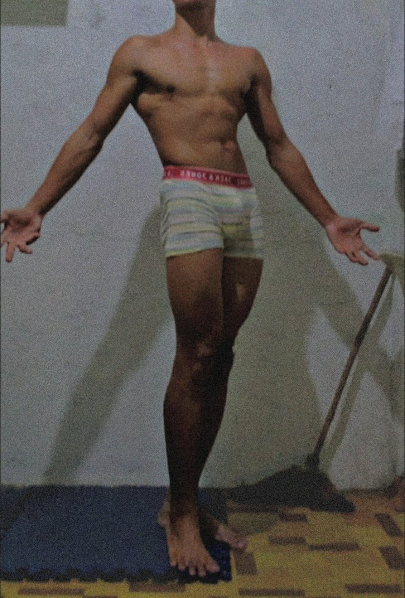 Zeuz_XI's tweet photo. Just checking my physique 
#FriezaPose https://t.co/bPNMTNa2p0