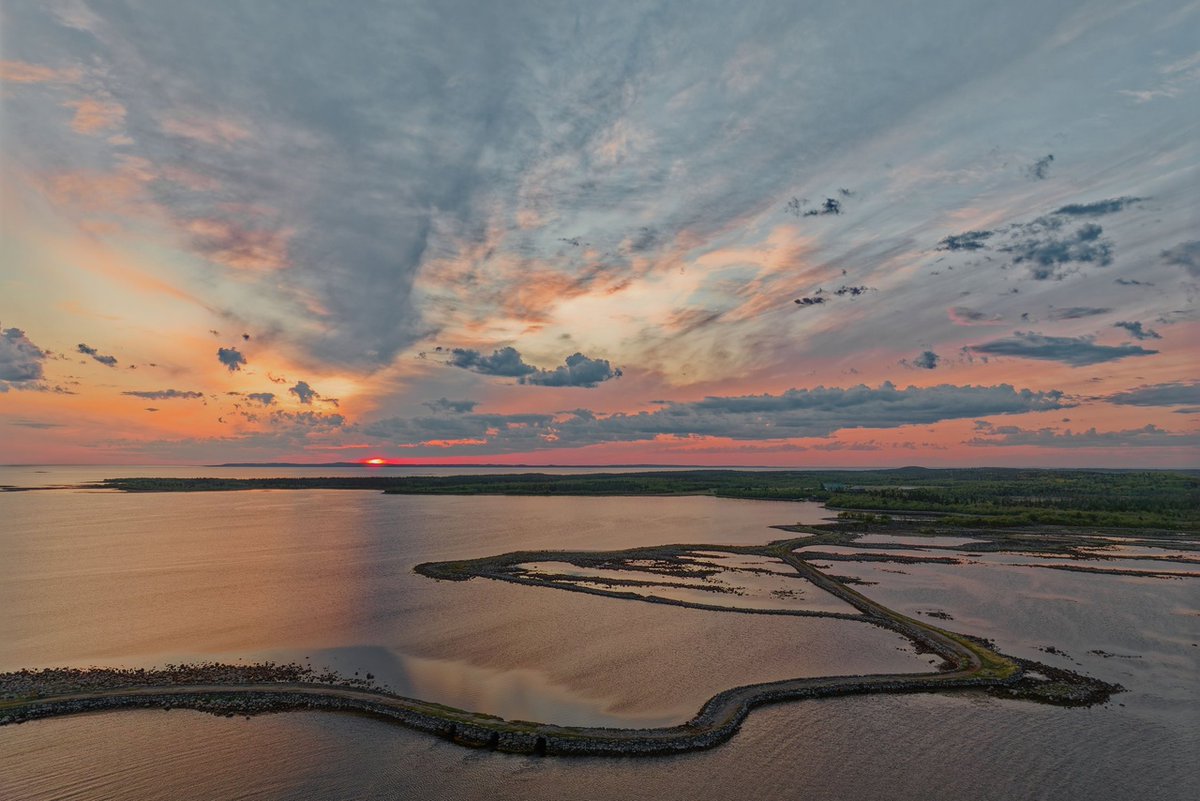 Магическая, мегалитическая, рукотворная дамба между островами Соловецкий и Большая Муксалма в рассветный час белой ночью.

📷 Павел Ившин: 
rtraveler.ru/community/user…