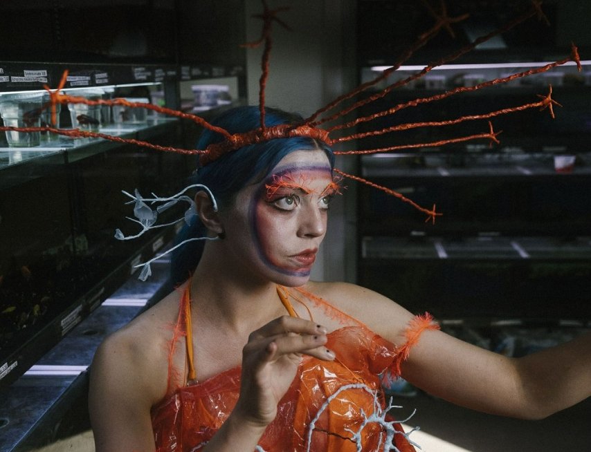 Līdz 15. septembrim galerijā #Alma skatāma performanču mākslinieces un mūziķes <a href="/ElizabeteBalcus/">Elizabete Balčus</a> izstāde #AquisLucidus. Sarunā ar <a href="/aasmane/">Anete Ašmane</a> Elizabete neslēpj, ka ūdens izjūta viņas daiļradē šobrīd ir īpaši aktuāla, un viss sācies ar sapni: ej.uz/Elizabete-Balc…
📸 publicitātes