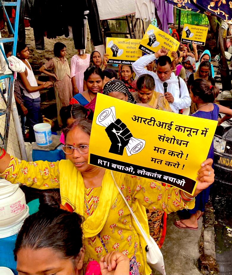 AnjaliB_'s tweet photo. #SaveRTI Yatra in Lal Gumbad basti to oppose dilution of people’s right to information through the #DataProtection Bill. 
सूचना के अघिकार क़ानून में संशोधन नहीं चलेगा! नहीं चलेगा! 
डेटा संरक्षण बिल वापस लो! वापस लो!
नारों से बस्ती गूंज उठी ✊🏽✊🏽 https://t.co/5M7KorZora