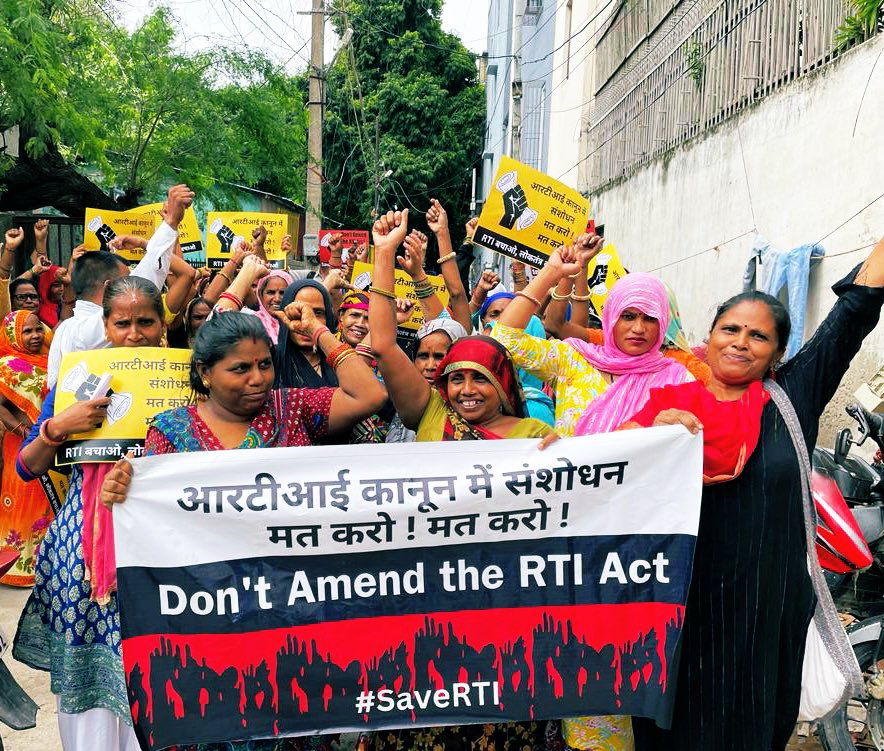 AnjaliB_'s tweet photo. #SaveRTI Yatra in Lal Gumbad basti to oppose dilution of people’s right to information through the #DataProtection Bill. 
सूचना के अघिकार क़ानून में संशोधन नहीं चलेगा! नहीं चलेगा! 
डेटा संरक्षण बिल वापस लो! वापस लो!
नारों से बस्ती गूंज उठी ✊🏽✊🏽 https://t.co/5M7KorZora