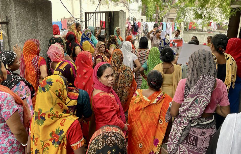 AnjaliB_'s tweet photo. #SaveRTI Yatra in Lal Gumbad basti to oppose dilution of people’s right to information through the #DataProtection Bill. 
सूचना के अघिकार क़ानून में संशोधन नहीं चलेगा! नहीं चलेगा! 
डेटा संरक्षण बिल वापस लो! वापस लो!
नारों से बस्ती गूंज उठी ✊🏽✊🏽 https://t.co/5M7KorZora