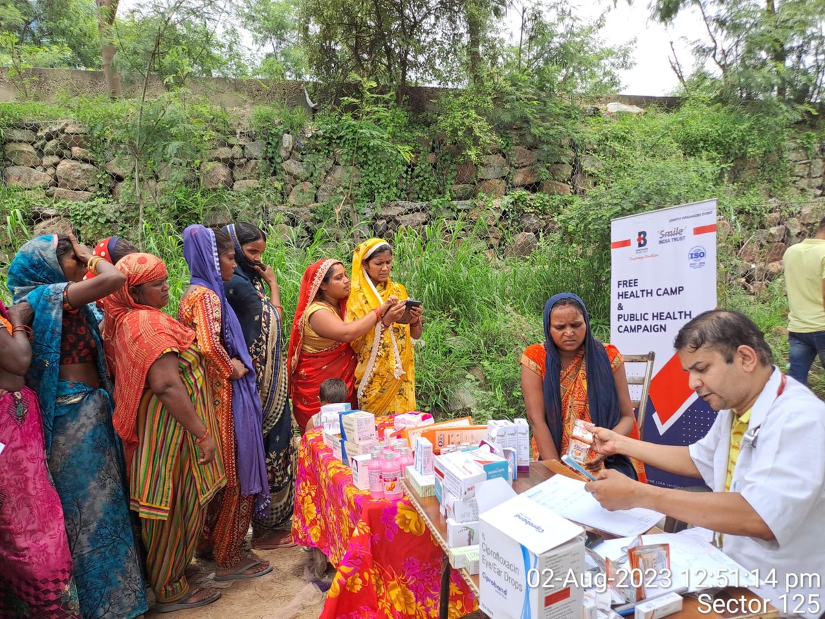 #SmileIndiaTrust works to improve health conditions in slum areas. We #organized a medical camp with the help of our donor @BenchmarkMedicalTrust and provided free #medicines to #flood affected people in slum areas.
#help #helpinghand #love #trust #medicine #india