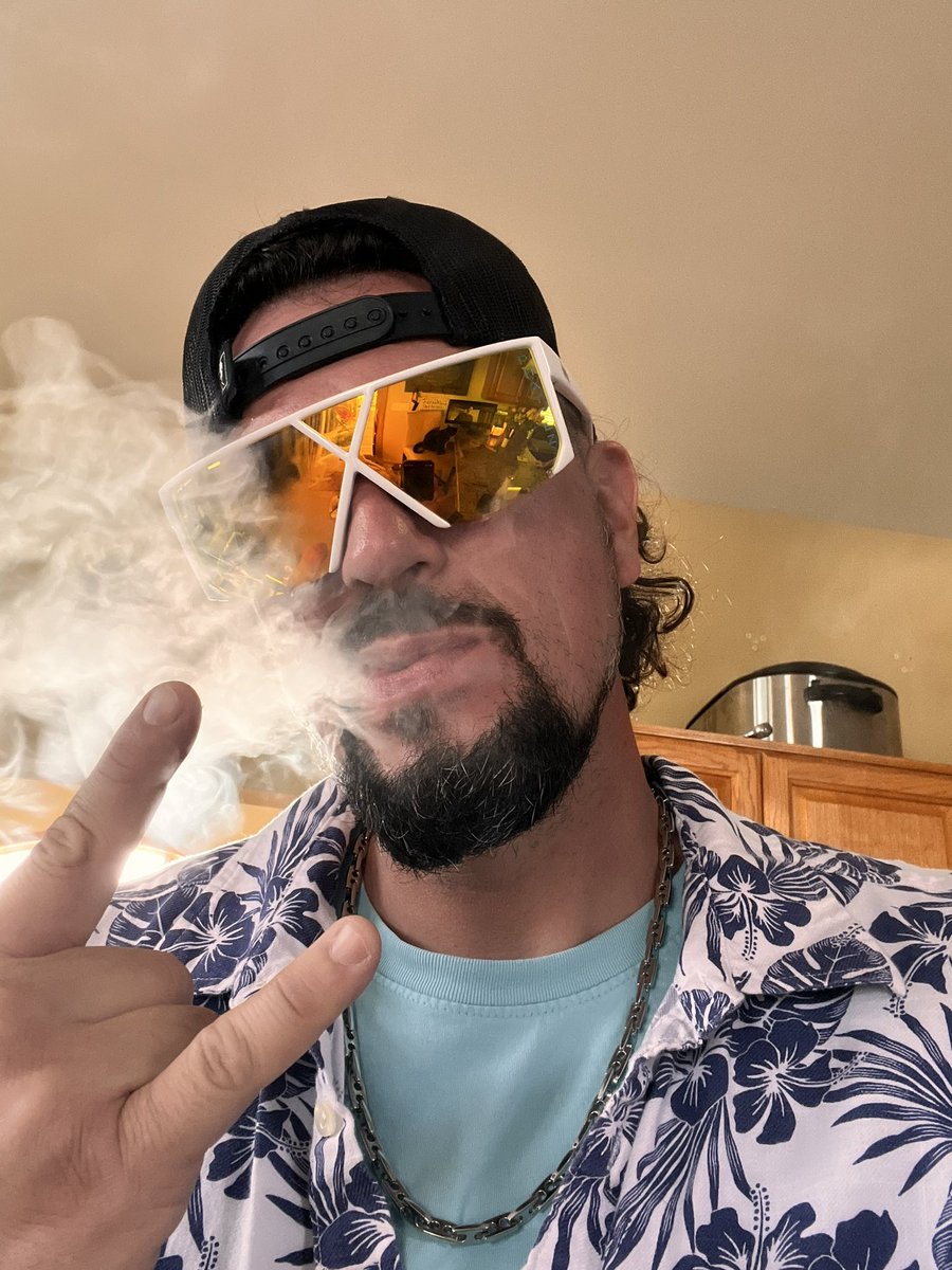 Phateez1's tweet image. You should buy a small sunglasses company that pairs well with the “X” theme 😂😜#phateezonyourface #royaltyXseries #FlextheX