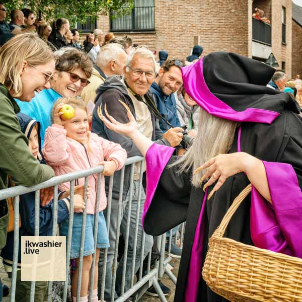 Zo goed voelt #immaterieelerfgoed 🧙‍♀️ gruwelijk spannende heksenstoet in film youtu.be/Nc4xQrvC4tw (11') #Beselare #heksenstoet #heksenstoetbeselare #heks #witch #sorcière #witchesparade #cortège #LivingHeritage <a href="/heksenstoet/">Sefa Bubbels</a> #Zonnebeke #WestVlaanderen