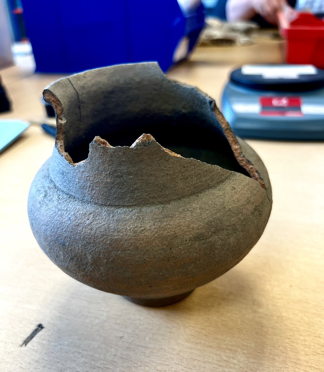 archeologistgg's tweet image. Fantastically preserved piece of basic Romano-British pottery. #pottery #romanbritain #ancientbritain #postexcavation #Archaeology