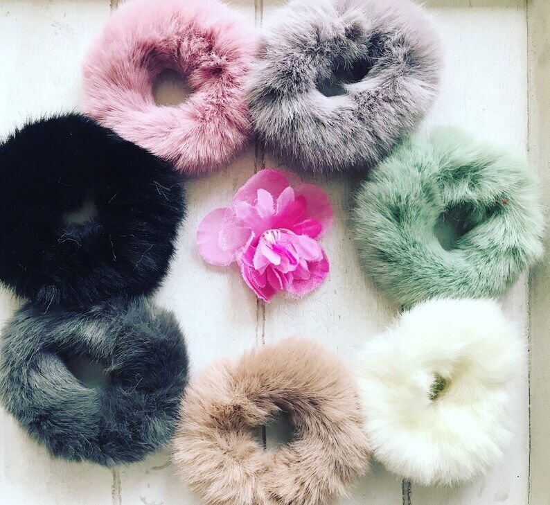 These hair scrunchies have 50% off them:

cutt.ly/V6yZTus

#earlybiz #gifts #etsy #sale