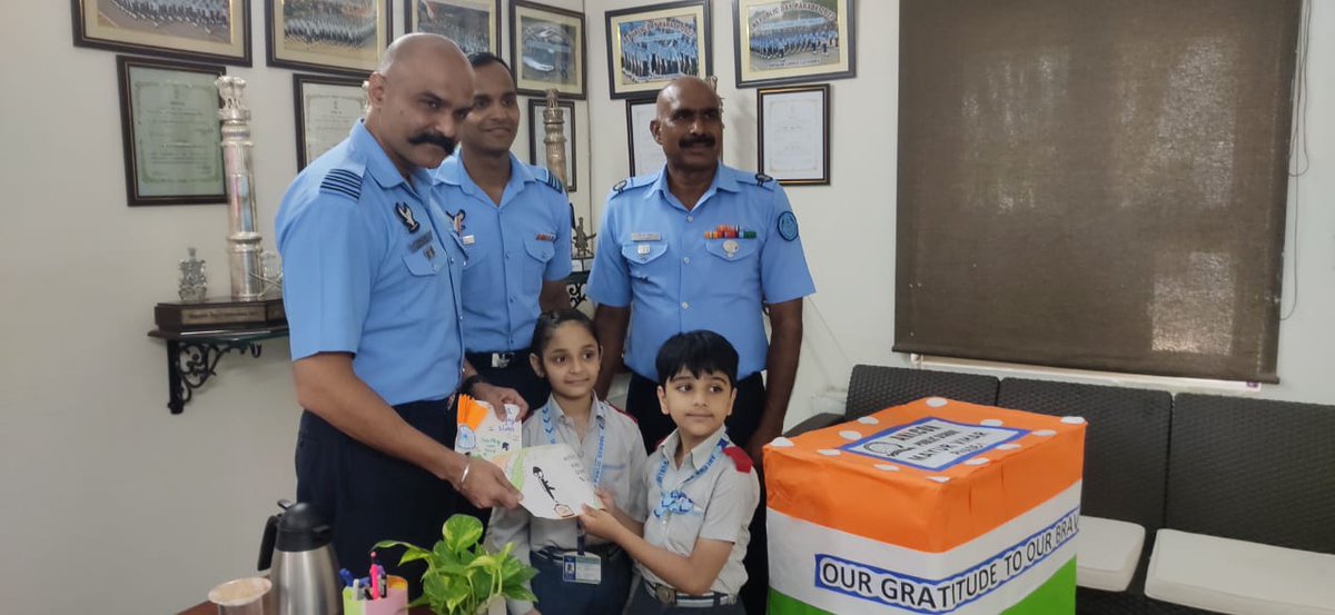 GanguliKuhu's tweet image. Students of the Foundational stage expressed their gratitude to the brave soldiers for their selfless service to the nation# Salute to the brave hearts# Vijay Kargil Diwas# Indian Airforce# #Foundational stage# Ahlcon Public school