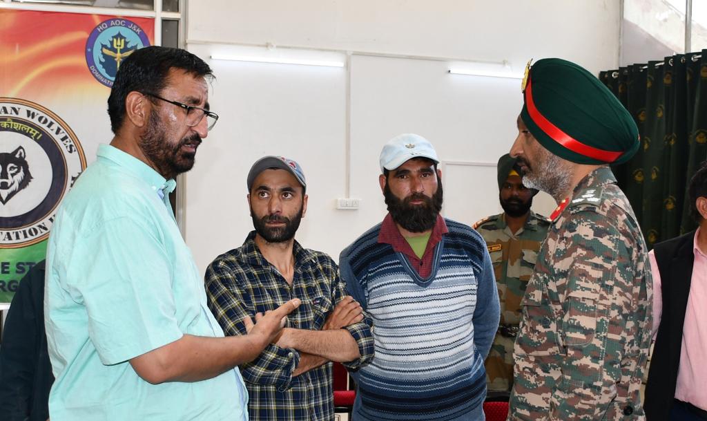 airnewskargil's tweet photo. Representatives of #ForeverinOperations Division, civil administration officials &amp; local populace met, in a spirit of consultative cooperation &amp; coordination
The meeting identified &amp; evolved measures to the problem of unexploded ordnance (UXO) at Khurbathang, Kargil
@adgpi https://t.co/TwBh8bSY4O