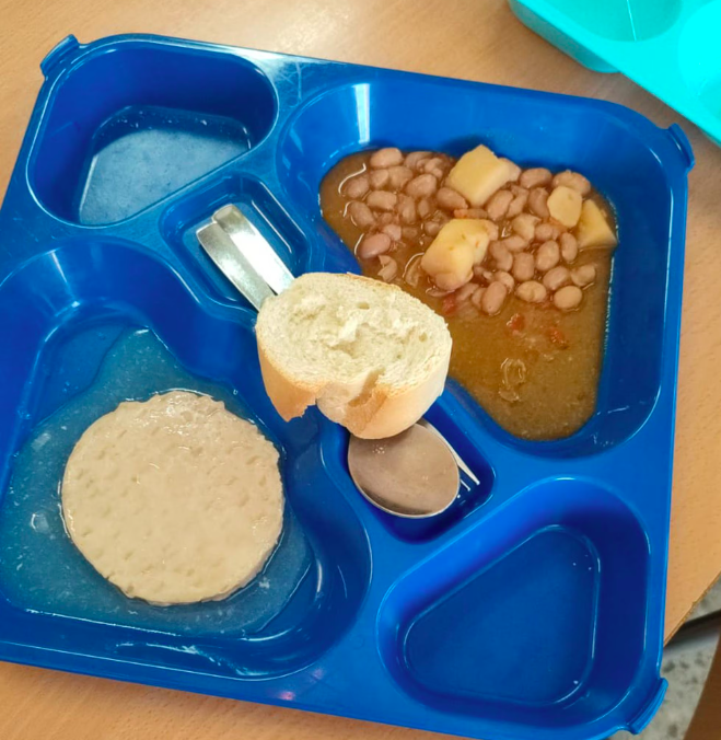 Esta es una de las comidas que los niños de un campamento urbano madrileño han recibido esta semana. Casi una veintena de monitores ha presentado una queja por las malas condiciones en las que se encuentran. Hay ratas, pulgas y basura acumulada tinyurl.com/3cp79vhj