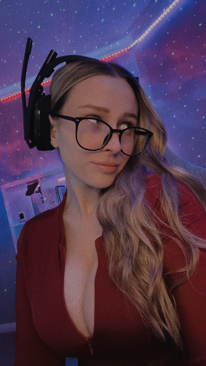 cobyymj's tweet photo. red doesn’t suit me at all 😭 https://t.co/WN55LATtn4